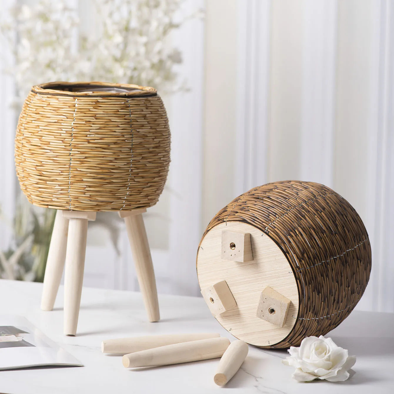 VelesRealm™ Rattan-Pflanzgefäß – Rustikale Holzbeine, Innenkorb