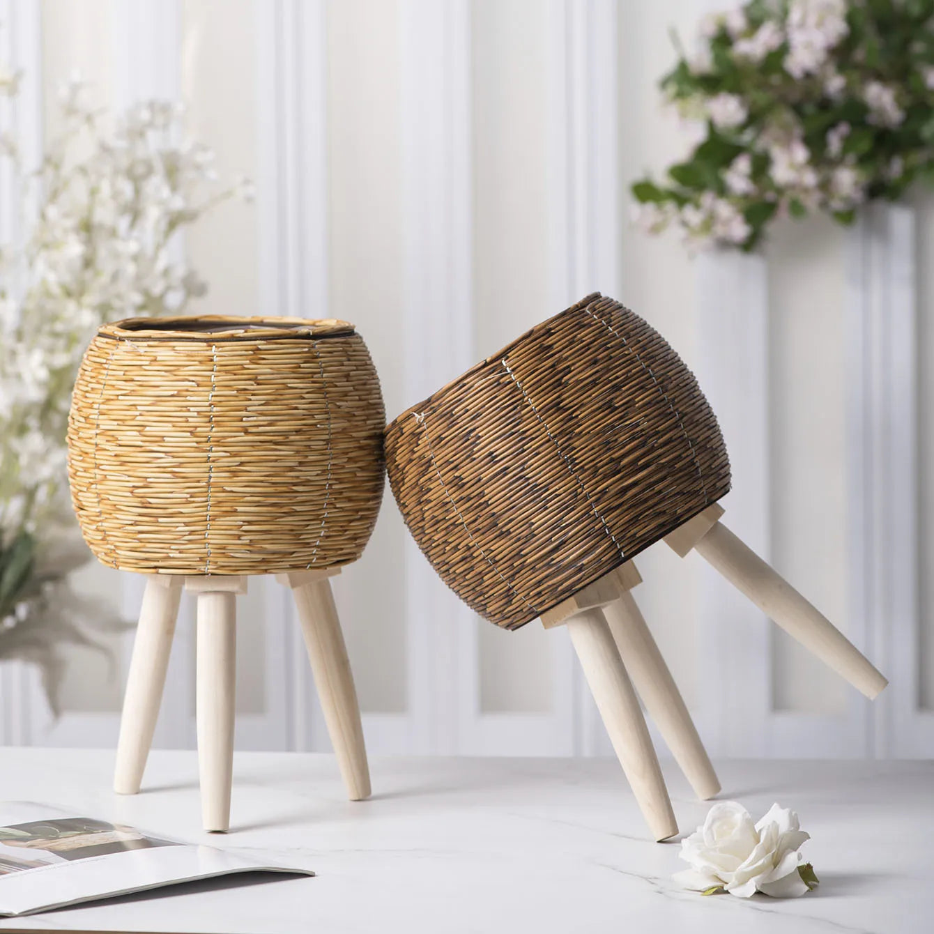 VelesRealm™ Rattan-Pflanzgefäß – Rustikale Holzbeine, Innenkorb